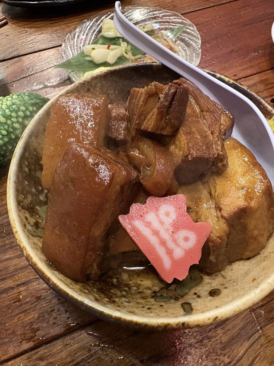 towerofthesun's tweet photo. 沖縄居酒屋で食べたラフテー、シーサーのはんぺん？が乗っててニヤリ。 https://t.co/aPTZLQJdn3