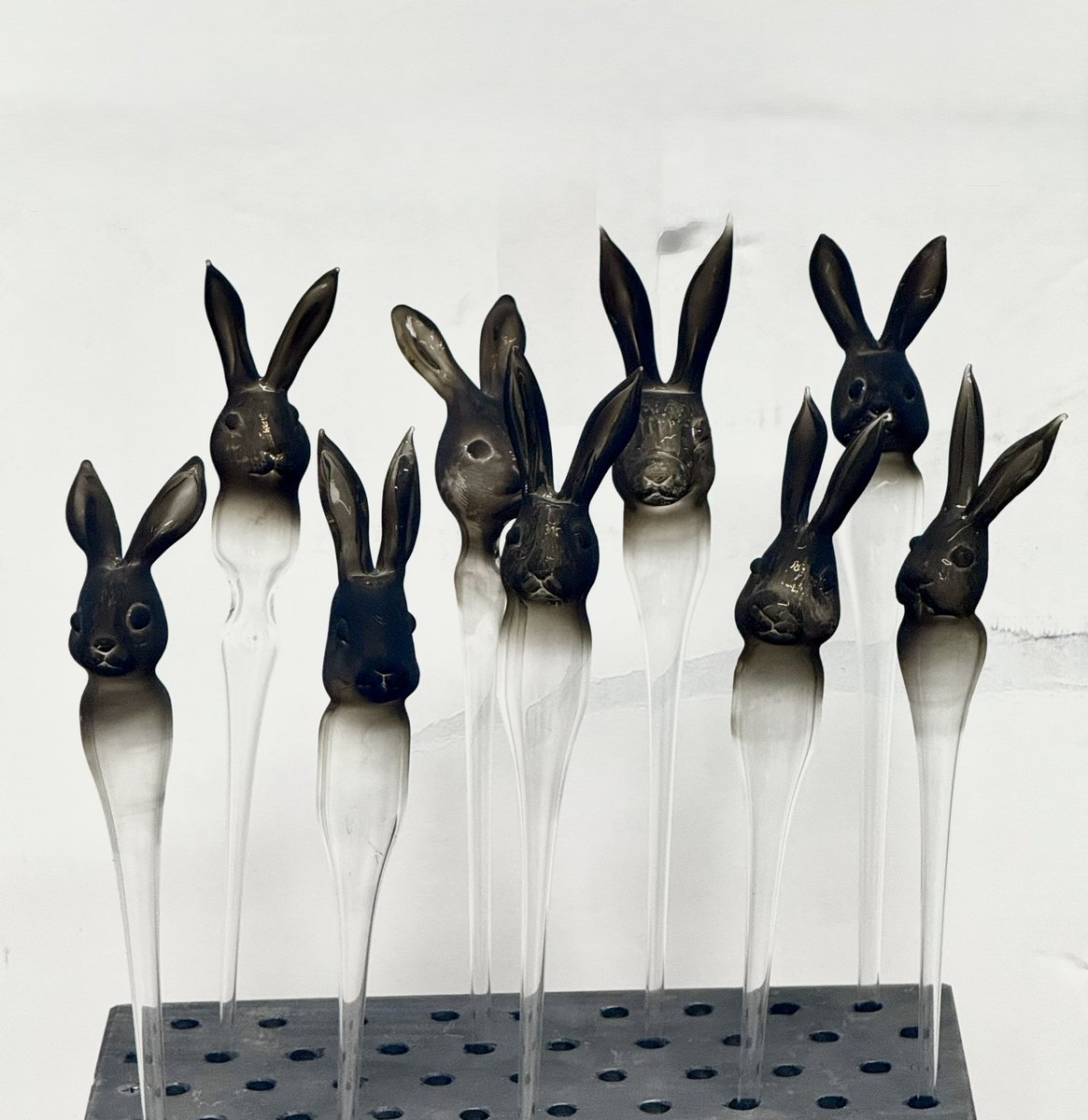 UtsusemiGlass's tweet photo. ガラス実演のガラスのウサギ⑥

今週作った試行錯誤のウサギ🐰。

人形は顔が命なのでまずは顔の造り込みから。実演だと頭は20分以内で仕上げたいので制約でどれだけの事が出来るか。リアル、可愛い系などまだまだ形も定まらず。

#ガラス細工
#glassart
#動物
#ガラスの花
#ランプワーク
#ウサギ https://t.co/Xxv2TUKJ8T