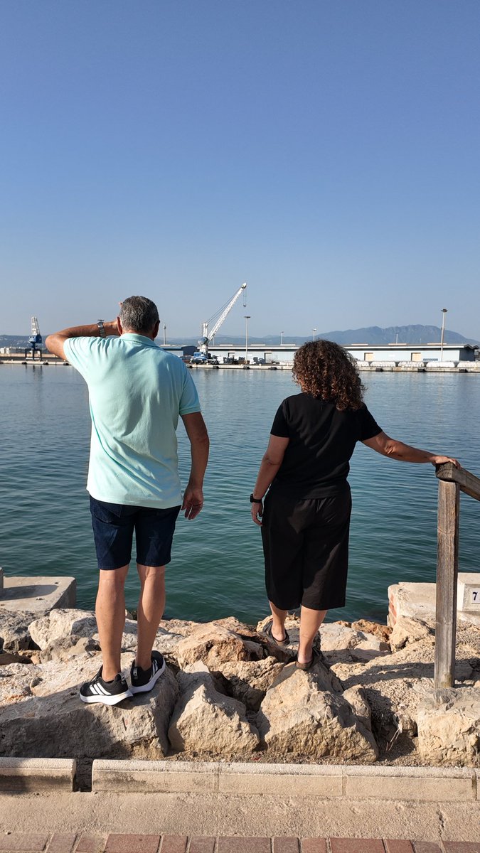 MesGandia's tweet photo. 🐚 Recuperar la biodiversitat marina també és cuidar de Gandia.

La regidora de Medi Ambient, @avisastas ha visitat el Club de Pesca per seguir de prop els treballs del projecte de recuperació de la clòtxina jove a la zona de les Pesqueres, on aquesta espècie havia desaparegut https://t.co/sq8tLDGZpS