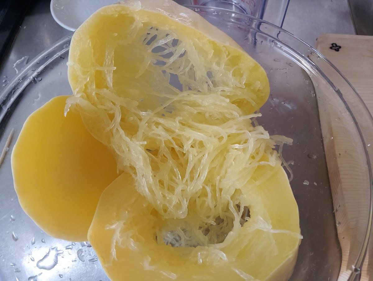 okayama_OS58's tweet photo. スパゲッティサラダ！
じゃあない！そうめん南京！
何とも不思議な瓜だ！
茹でると身からそうめんが湧いて出てくる！ https://t.co/WH8LaNgDYF