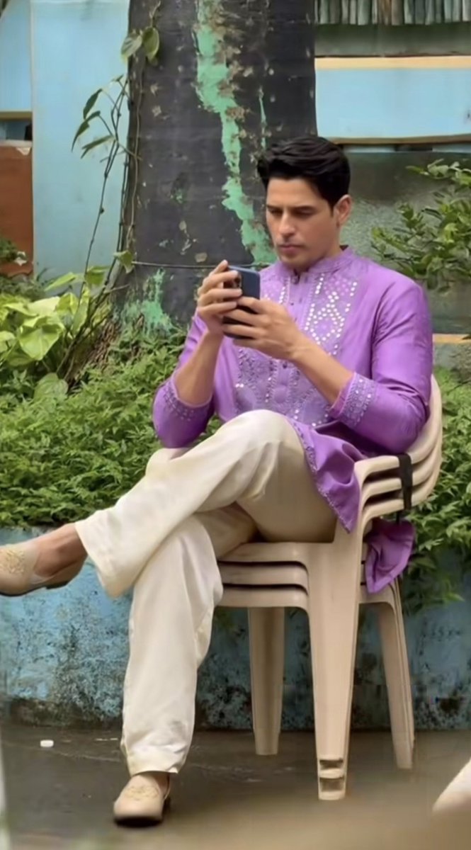 sids_encyclox's tweet photo. This pic of Sid is giving the vibe of when a desi wedding is over and we sit and relax on the leftover seats! 😭

#SidharthMalhotra https://t.co/GrsK3BLWew