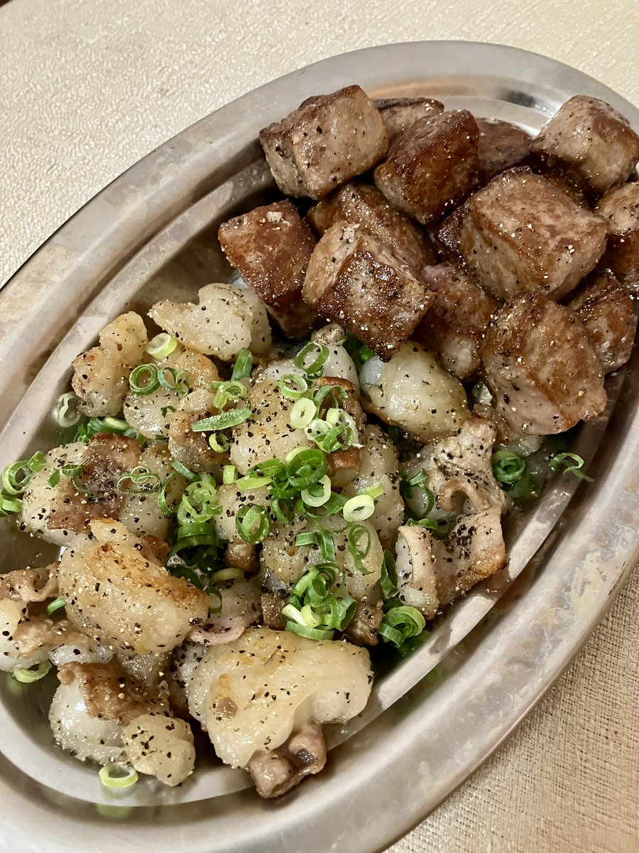 kuma_wwriter's tweet photo. 本日のお通し（牛ホル＋成形肉） https://t.co/y1Ki2Eiz4q