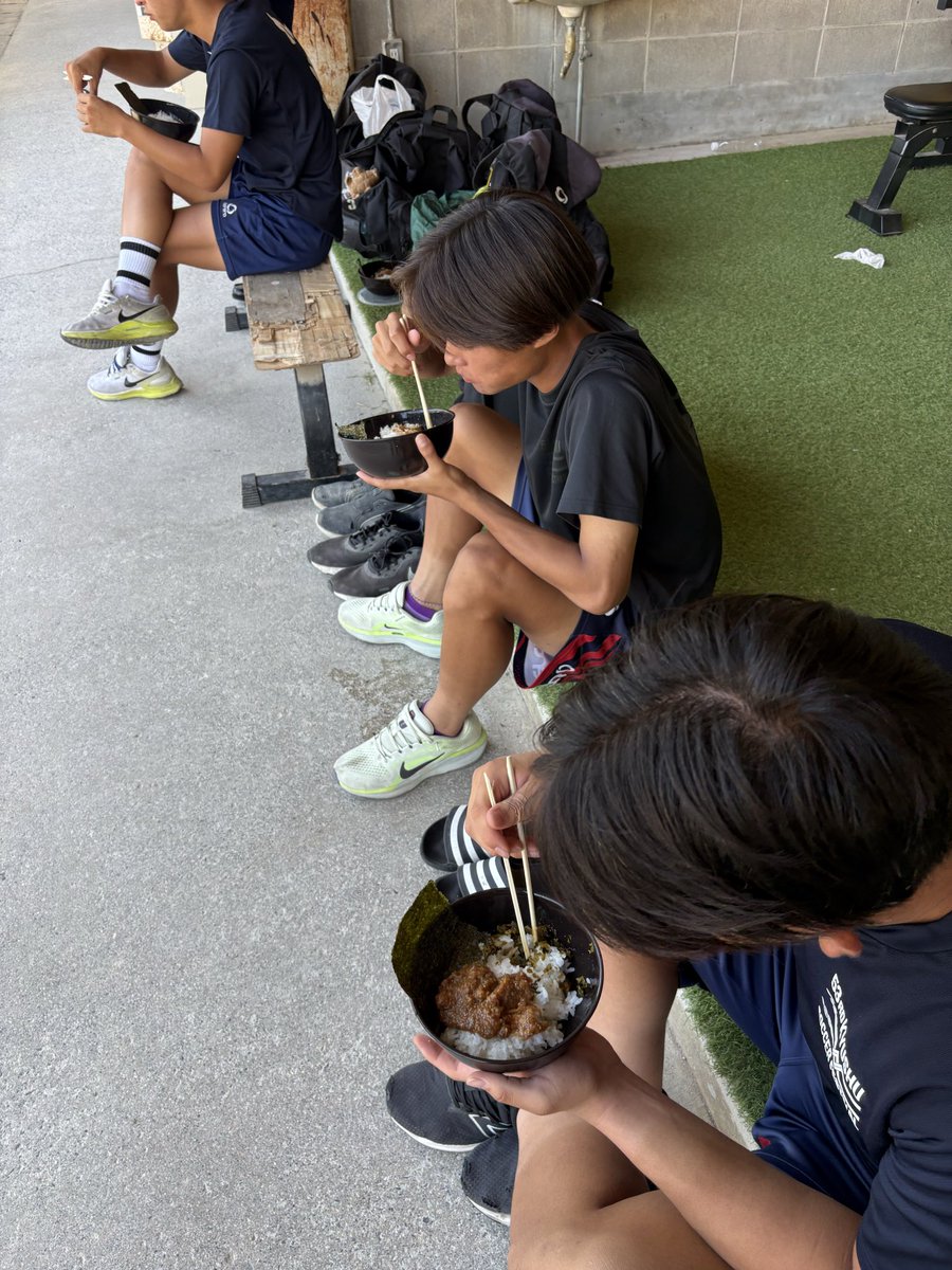 soccersagaku's tweet photo. 練習後は食トレ。

OBの皆さまからいただいたお米を自分たちで炊き、OGの方には高菜・海苔・梅干し、佐学伝統の豚ミソなどをご準備いただきました。

「食べること」も強くなるための大切なトレーニング。
温かく支えてくださるOB・OGの皆さま、本当にありがとうございます！ https://t.co/KD3aa5Wm5Q