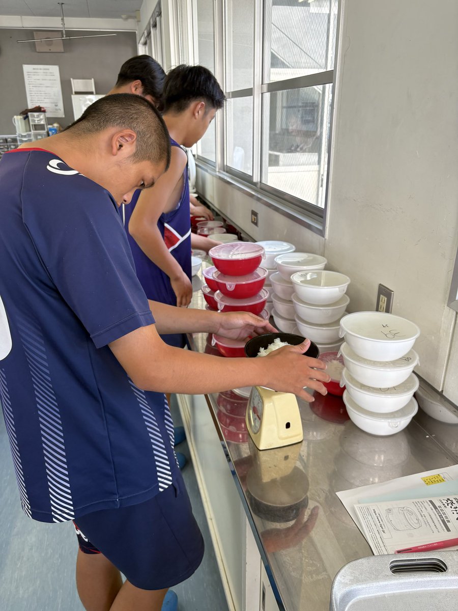 soccersagaku's tweet photo. 練習後は食トレ。

OBの皆さまからいただいたお米を自分たちで炊き、OGの方には高菜・海苔・梅干し、佐学伝統の豚ミソなどをご準備いただきました。

「食べること」も強くなるための大切なトレーニング。
温かく支えてくださるOB・OGの皆さま、本当にありがとうございます！ https://t.co/KD3aa5Wm5Q
