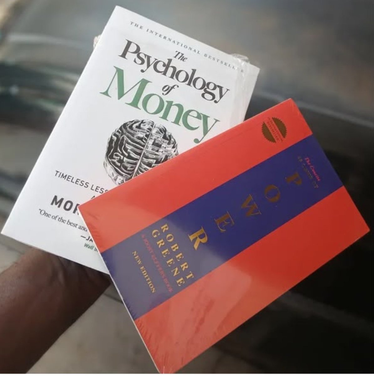 Vitabu247's tweet photo. Sahihi, 
The Psychology of Money sio kitabu tu cha kukupa matumaini hii ni tiba kwa ajili ya ugonjwa huu uliotoakana na kuishi umasikini kwa muda mrefu au kukua katika mazingira duni muda mrefu.

Hii ni tiba https://t.co/qZZwwSrbrD