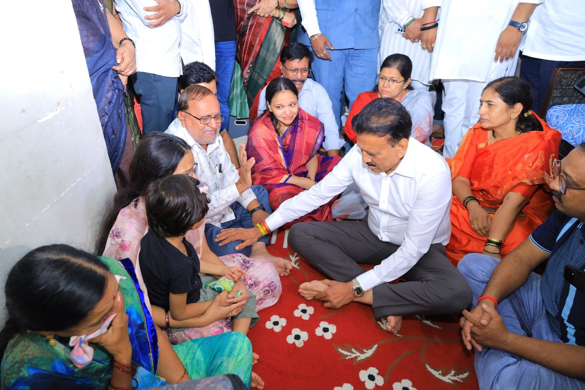 girishdmahajan's tweet photo. 📍नाशिक

रस्ते अपघातात नाशिकचे रहिवासी श्री. निलेश प्रल्हाद कोतकर यांचे अकाली निधन झाल्याची घटना अत्यंत हृदयद्रावक आहे.

आज त्यांच्या निवासस्थानी जाऊन कुटुंबीयांची भेट घेतली. या कठीण प्रसंगी कुटुंबीयांचे सांत्वन केले. त्यांच्या दुःखात आम्ही सहभागी असून, आवश्यक त्या सर्व मदतीसाठी सदैव सोबत असल्याचे आश्वासित केले.

हा दुःखद आघात सहन करण्याची ताकद त्यांच्या कुटुंबियांना लाभो, अशी ईश्वरचरणी प्रार्थना करत त्यांच्याप्रती सहवेदना व्यक्त केल्या.

#Nashik #नाशिक