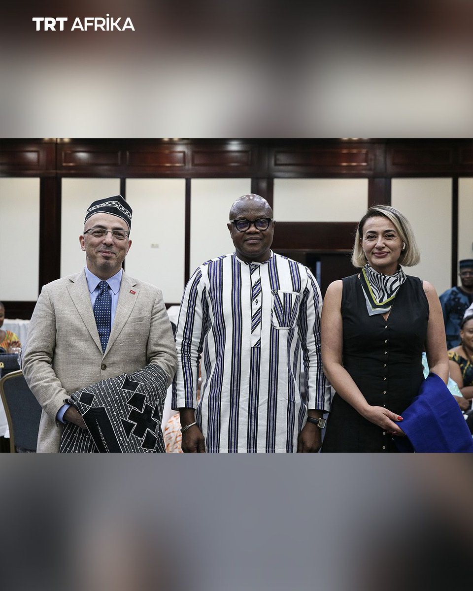 trtafrikaFR's tweet photo. À Ouagadougou, le ministre burkinabè de la Santé, Robert Kargougou, a rendu hommage à la délégation de la Fondation turque de la transplantation d’organes après le succès de la troisième série de greffes rénales réalisée dans le pays. Saluant une coopération qui contribue à renforcer les capacités du système de santé burkinabè et à réduire sa dépendance vis-à-vis de l’extérieur, le ministre a réaffirmé sa volonté d’aller encore plus loin. De leur côté, les équipes médicales turques ont souligné leur engagement à partager l’expertise de la Türkiye en matière de transplantation, consolidant ainsi un partenariat sanitaire de plus en plus stratégique entre les deux pays