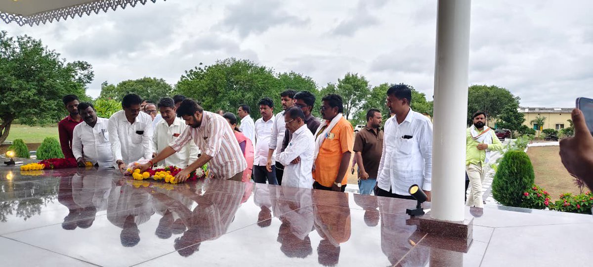 RealBacchuKadu's tweet photo. सांगोला येथे स्व. आ. गणपतराव देशमुख यांच्या पुण्यतिथीनिमित्त त्यांच्या स्मृतीस्थळी अभिवादन केले.

विधानसभेत त्यांच्यासोबत काम करण्याची संधी मला लाभली. तळागाळातील जनतेच्या प्रश्नांसाठी त्यांनी आयुष्यभर केलेला संघर्ष, साधी राहणी आणि लोकहिताची बांधिलकी कायम प्रेरणादायी राहील. https://t.co/k5UEH2dKwj