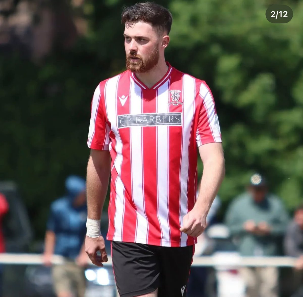 Knowle_FC's tweet photo. RETAINED 🔴⚫️

Tom Kinsey has committed his future to The Robins for 2026/27! 💪

The centre-forward arrived back-end of last season and wasted no time settling in -now fully up to speed and raring to go for the new campaign.

Welcome back, Kins! 👊

#UpTheRobins | #100thYear https://t.co/ZxjDESicqh