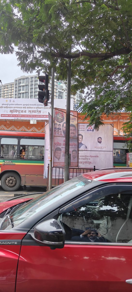 MNCDFbombay's tweet photo. The criminal &amp; corrupt political nexus of license department of @mybmcWardHE allowing illegal political hoardings outside Bandra CMM court premises despite Bombay HC &amp; SC Judgments banning illegal political hoardings. 
#MNCDFlyingSquad https://t.co/HRXXfrErEJ