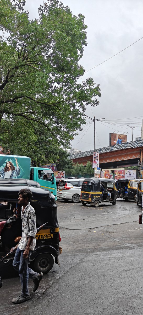 MNCDFbombay's tweet photo. The criminal &amp; corrupt political nexus of license department of @mybmcWardHE allowing illegal political hoardings outside Bandra CMM court premises despite Bombay HC &amp; SC Judgments banning illegal political hoardings. 
#MNCDFlyingSquad https://t.co/HRXXfrErEJ