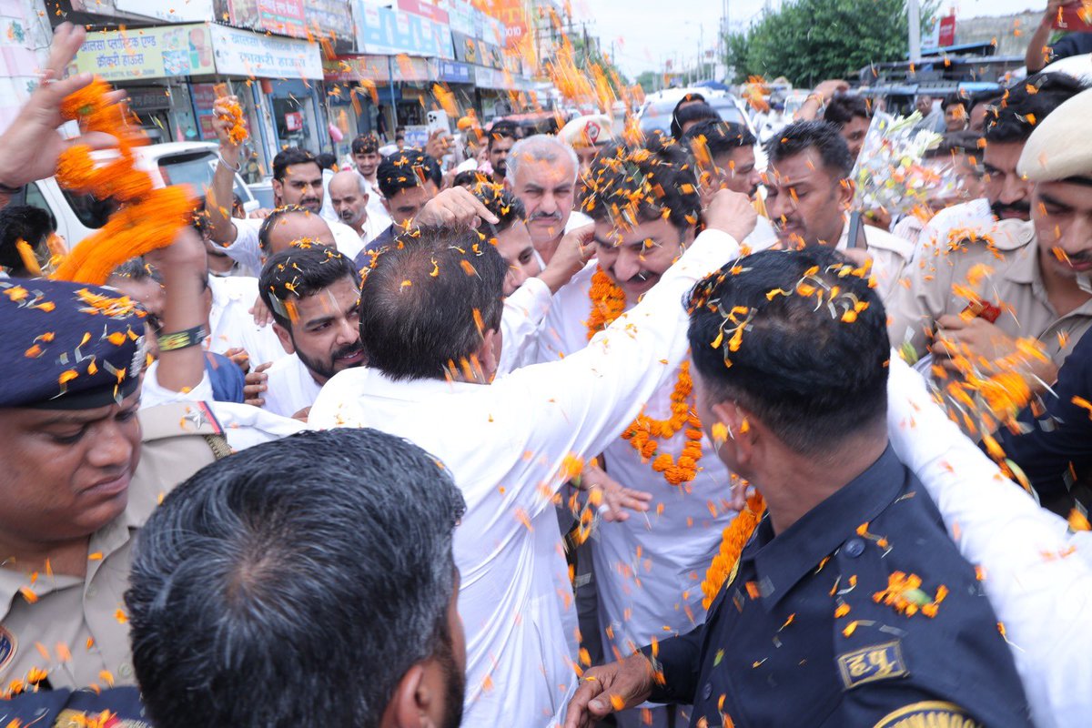 bishnoikuldeep's tweet photo. 1. *कर्मण्येवाधिकारस्ते मा फलेषु कदाचन।*
*मा कर्मफलहेतुर्भूर्मा ते सङ्गोऽस्त्वकर्मणि॥*

धर्मनगरी कुरुक्षेत्र की पावन धरती से भगवान श्रीकृष्ण द्वारा दिया गया यह दिव्य गीता संदेश आज भी उतना ही प्रेरणादायी और प्रासंगिक है। मेरे सभी समर्पित कार्यकर्ता इसी निष्काम कर्म के सिद्धांत को अपने जीवन में आत्मसात करते हुए वर्षों से निष्ठा, समर्पण और आत्मीयता के साथ मेरे साथ खड़े हैं तथा सच्चे राजनीतिक संबंधों का एक प्रेरक उदाहरण प्रस्तुत कर रहे हैं।
सिरसा और पानीपत के पश्चात आज कुरुक्षेत्र में आयोजित ऐतिहासिक स्नेह मिलन एवं जलपान कार्यक्रम में उमड़े अपार जनसमूह ने यह स्पष्ट कर दिया कि वास्तविक रिश्ते किसी पद, सत्ता या स्वार्थ से नहीं, बल्कि विश्वास, अपनत्व और समर्पण से निर्मित होते हैं। यह आयोजन केवल एक कार्यक्रम नहीं, बल्कि वर्षों से चले आ रहे संघर्ष, सेवा, विश्वास और पारिवारिक संबंधों का भव्य उत्सव बन गया।
इस अभूतपूर्व जनसमर्थन और स्नेह को देखकर हृदय स्वाभाविक रूप से स्वर्गीय युगपुरुष चौधरी भजनलाल जी के पावन स्मरण से भर उठता है। यद्यपि उन्हें हमारे बीच से गए अनेक वर्ष बीत चुके हैं, फिर भी उनका आशीर्वाद, उनके संस्कार और जनता के हृदय में उनके प्रति सम्मान व प्रेम आज भी उसी प्रकार जीवंत और अटूट है।
मेरे लिए प्रत्येक कार्यकर्ता केवल संगठन का साथी नहीं, बल्कि मेरी सबसे बड़ी शक्ति, मेरी अमूल्य धरोहर और मेरी पहचान है। आप सभी का विश्वास, स्नेह और समर्पण मेरे जीवन की सबसे बड़ी पूँजी है, जिसे मैं सदैव अपना सौभाग्य और अमूल्य दायित्व मानता हूँ।
मैं यह विश्वास दिलाता हूँ कि उचित समय आने पर आपके विश्वास, त्याग और समर्पण का सम्मान करने तथा आपके साथ हर परिस्थिति में मजबूती से खड़े रहने का हरसंभव प्रयास करूँगा।
आप मेरे कार्यकर्ता नहीं, मेरे परिवार हैं। और परिवार कभी परिस्थितियों से नहीं बदलता। यही परिवार मेरी सबसे बड़ी शक्ति है, मेरी सबसे बड़ी पूँजी है और मेरे जीवन का सबसे बड़ा सम्मान है।
एक बार पुनः आज के इस ऐतिहासिक एवं अभूतपूर्व रूप से सफल स्नेह मिलन एवं जलपान कार्यक्रम की सफलता के लिए मैं कुरुक्षेत्र के अपने प्रत्येक आत्मिक पारिवारिक साथियों को दिल की गहराइयों से हार्दिक बधाई और साधुवाद देता हूँ।
आप सबने केवल एक कार्यक्रम को सफल नहीं बनाया, बल्कि यह सिद्ध कर दिया कि विश्वास, प्रेम और परिवार का रिश्ता समय और परिस्थितियों से कहीं अधिक मजबूत होता है।
आप सभी को मेरा हृदय से प्रणाम। 🙏