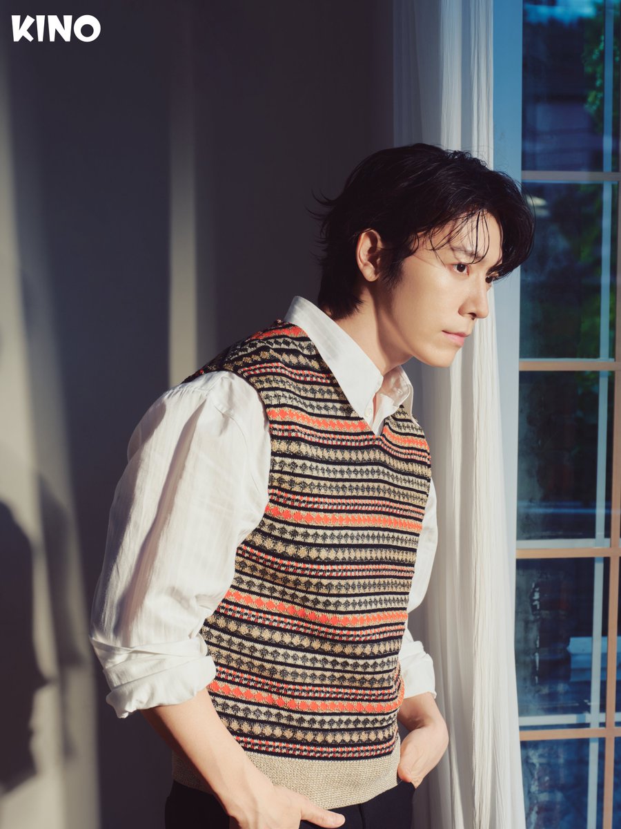 Its_Kinomag's tweet photo. 여름은 생각보다 길었다.
바다에서 시작해,
바람을 지나고,
나무 사이로 스며드는 빛을 지나
수많은 눈부신 날들을 건너왔다.
그리고,동해가 왔다.
East of Light.
바람에는 방향이 생겼고, 빛에는 색이 생겼다.
그 이후의 이야기는— 어떤 말들은
그저 이 푸른빛 속에 남겨두기로 하자.
빛은 다시 올 테니까.
바람도.그리고 동해도.
이곳에 잠시 머물렀던
모든 이들과 함께.
@donghae861015

*예약 판매 및 특전 추첨 이벤트는 오늘 밤(7월 31일) 23:59에 종료됩니다.

#동해와_함께_여름을_펼치다
#동해 #이동해 #DONGHAE