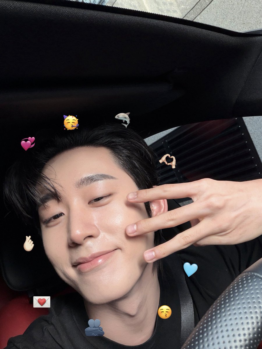 EstRvp's tweet photo. มาช้าแต่มานะ😳 ไปนั่งอ่านข้อความใน #TogetherTo3MESTination มาด้วยแหละ👀 

ขอบคุณทุกคนที่สละเวลามาเขียนข้อความถึงเอสนะคับบ น่ารักกันมากๆเลยยย🤏🏻 ร้ากทุกคนมากๆๆ เหมือนกันนะค้าบบ ขอบคุณทุกๆคนเลยที่มาเป็น 1 ใน 3 ล้านของผม💞 จากวันแรกมาจนถึงวันนี้ เราก็เดินทางกันมายาวนาน ผ่านอะไรกันมามากมายเนอะ😊 เพราะงั้นผมอยากจะบอกกับทุกคนว่า มันไม่สำคัญหรอกว่าทุกคนจะรู้จักผมตั้งแต่เมื่อไหร่ แต่ผมดีใจมากๆ ที่วันนี้เราได้รู้จักกันแล้ว และดีใจยิ่งกว่าที่ผมยังเป็นเหตุผลที่ทำให้ทุกคนยิ้มได้ ได้เป็นความสุขของใครหลายๆคน และขอบคุณทุกคนมากๆ ที่ยังอยู่ตรงนี้นะงับบ🫂 ผมยังจำวันที่ครบ 100k 1M แรก ได้อยู่เลย🥹 และผมก็ยังคงเป็นคนเดิม เป็นเด็กคนนั้นที่ทุกคนรู้จัก ไม่ได้เปลี่ยนแปลงอะไรไป :) ขอบคุณอะไรก็ตามที่ทำให้เราได้มาเจอกัน ขอบคุณทุกคนที่เป็นความสุข เป็นกำลังใจให้ผมเสมอ ขอให้ผมยังได้เป็นความสุขของทุกคนต่อไปเรื่อยๆ และก็ขอให้ทุกคนมีความสุขมากๆ มีวันที่ดีแบบนี้ไปตลอดนะคับบ ร้ากมากๆๆค้าบบ💙🥰