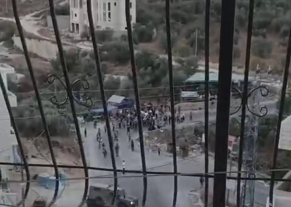 QudsNen's tweet photo. Breaking | Dozens of Israeli settlers under army cover storm the town of Tell, southwest of Nablus in the occupied West Bank, a week after a deadly attack by army and settlers left four Palestinians killed in the town. https://t.co/Flqm60KF6y