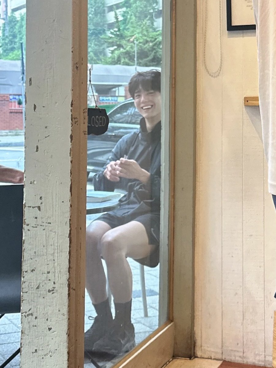 gummyblue_'s tweet photo. 몰찍하다 걸려도 이렇게 웃어주는 남자만 취급하겟음.. https://t.co/B5N9C8ra5s