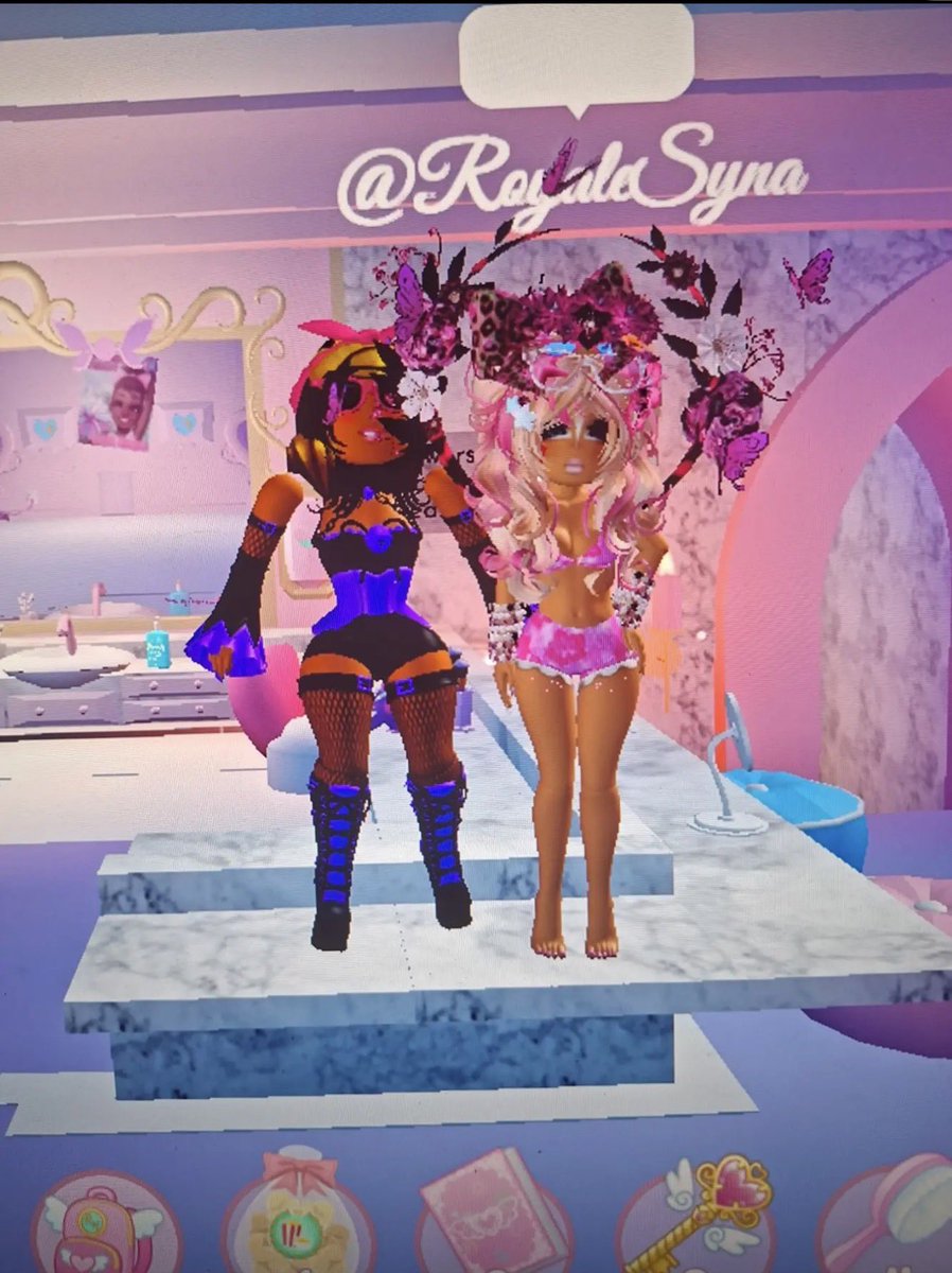 RoyaleSyna's tweet photo. My first fan interaction 😝😝🤭🤭

(She took the picture)

SHE FOUND ME FROM MY NEW TT ACCOUNT (im screaming internally lol) https://t.co/04Ccdd2Xd8