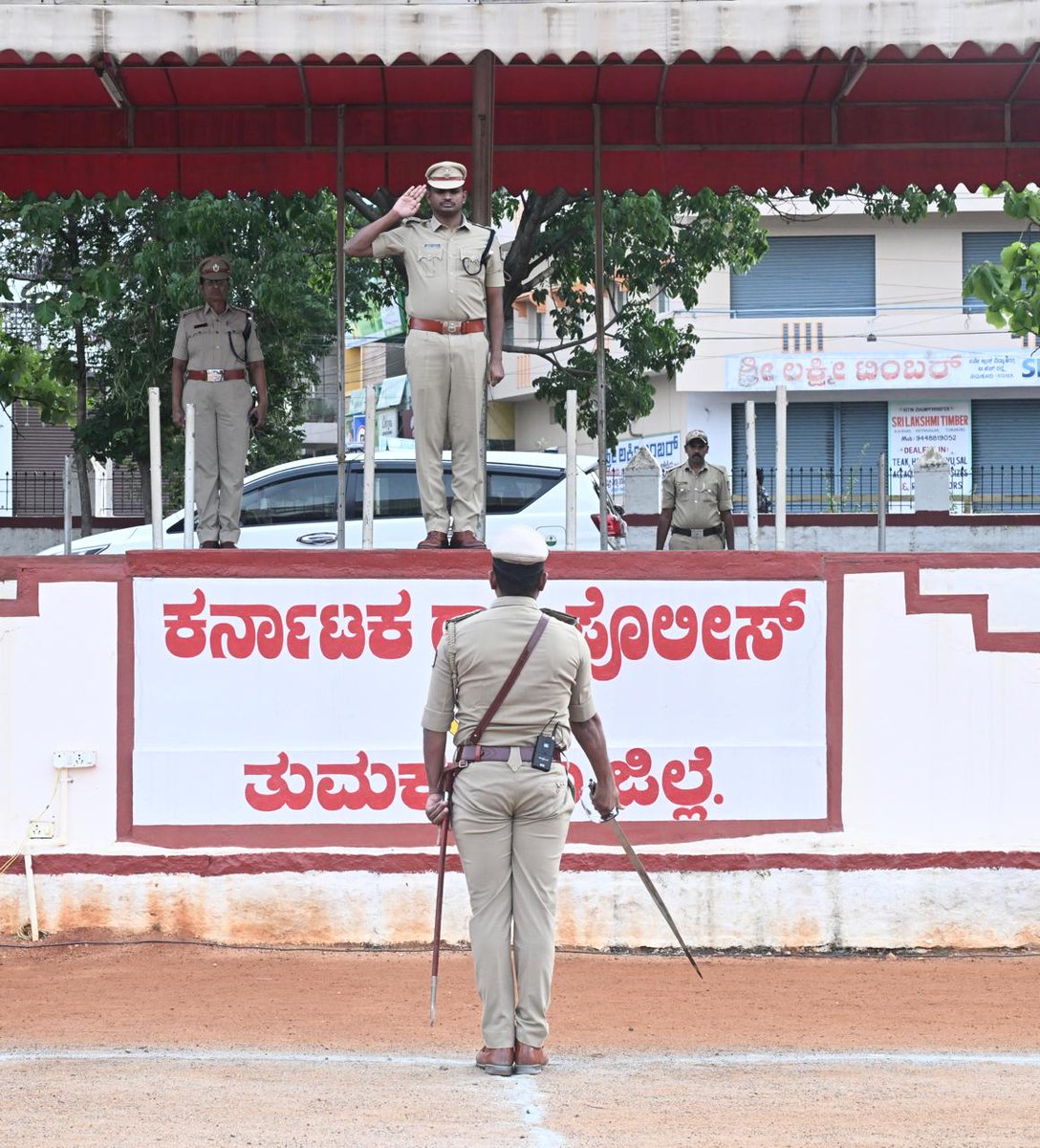 SPTumkur's tweet photo. ತುಮಕೂರು ಜಿಲ್ಲಾ ಪೊಲೀಸ್ ಕವಾಯತು ಮೈದಾನದಲ್ಲಿ ವಾರದ ಕವಾಯತನ್ನು ನಡೆಸಿ ತುಕಡಿಗಳಿಂದ ಗೌರವ ವಂದನೆ ಸ್ವೀಕರಿಸಿ, ತುಕಡಿಗಳ ಪರಿವೀಕ್ಷಣೆ ನಡೆಸಲಾಯಿತು. ಕವಾಯತಿನ ನಂತರ ಅಧಿಕಾರಿಗಳೊಂದಿಗೆ ಪೊಲೀಸ್ ನೇಮಕಾತಿಗೆ ಸಂಬಂಧಿಸಿದ ಭದ್ರತೆಯ ಬಗ್ಗೆ ಚರ್ಚೆ ನಡೆಸಲಾಯಿತು.
#TumakuruDistrictPolice
#WeeklyParade #ParadeInspection
#DarParadeGround #Meeting
@venkatashok
@DspTumkur
@KarnatakaCops