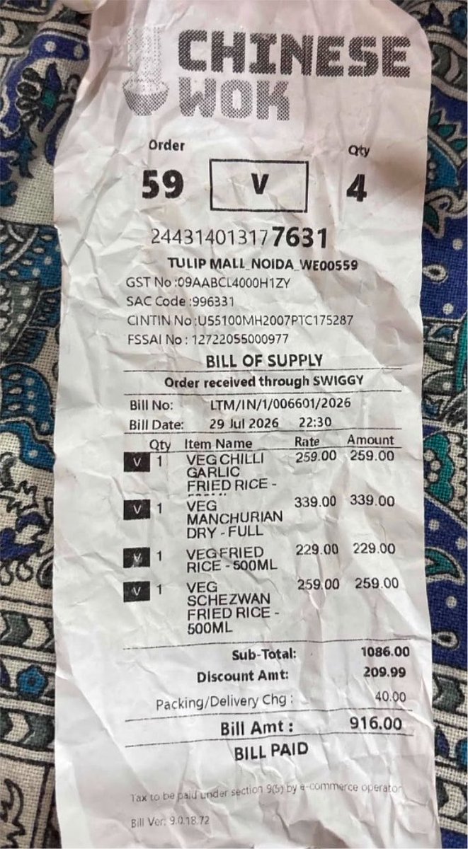 EtchedbyAbhi's tweet photo. Huge thanks to @Swiggy and Chinese Wok for completely ruining the dinner.  Ordered a 100% vegetarian meal only to open a box of Chilli Chicken proudly sporting a green vegetarian tag (Order #244314013177631). Really appreciate the surprise dietary violation! 🧵1/2 https://t.co/pxruznZygT