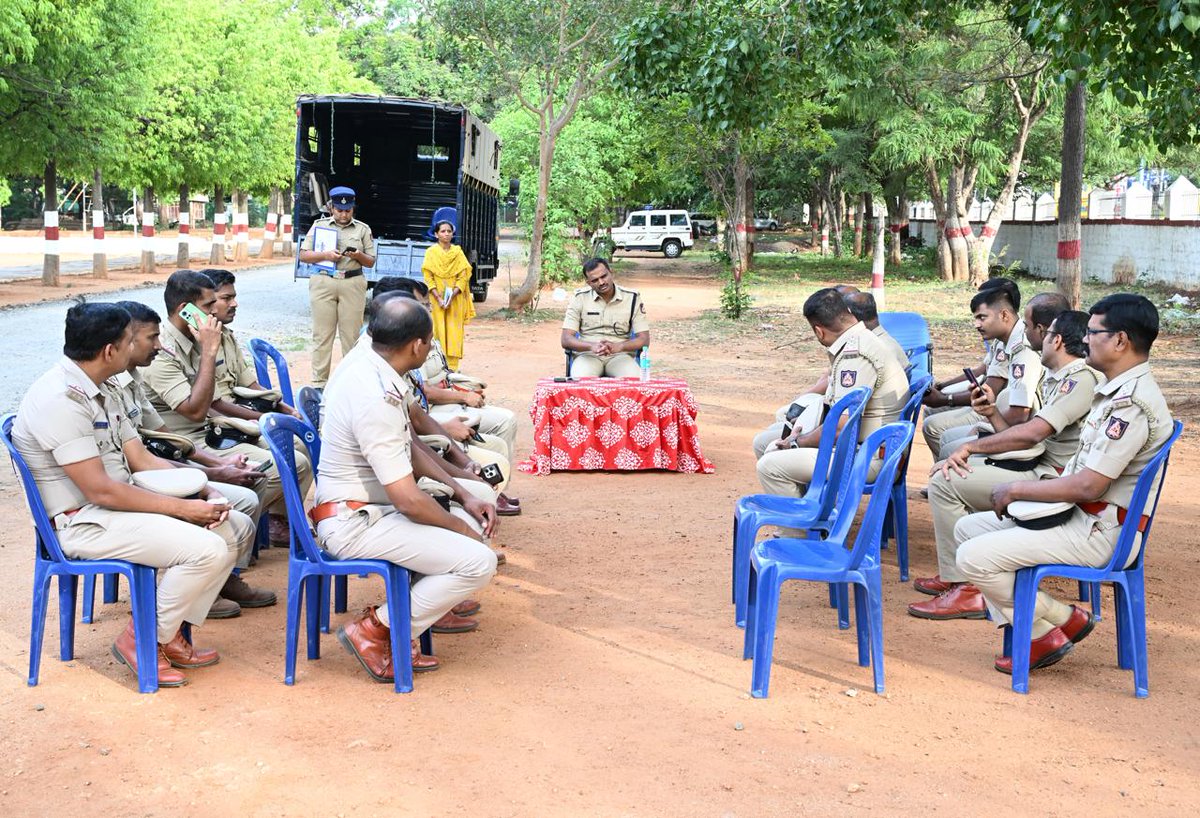 SPTumkur's tweet photo. ತುಮಕೂರು ಜಿಲ್ಲಾ ಪೊಲೀಸ್ ಕವಾಯತು ಮೈದಾನದಲ್ಲಿ ವಾರದ ಕವಾಯತನ್ನು ನಡೆಸಿ ತುಕಡಿಗಳಿಂದ ಗೌರವ ವಂದನೆ ಸ್ವೀಕರಿಸಿ, ತುಕಡಿಗಳ ಪರಿವೀಕ್ಷಣೆ ನಡೆಸಲಾಯಿತು. ಕವಾಯತಿನ ನಂತರ ಅಧಿಕಾರಿಗಳೊಂದಿಗೆ ಪೊಲೀಸ್ ನೇಮಕಾತಿಗೆ ಸಂಬಂಧಿಸಿದ ಭದ್ರತೆಯ ಬಗ್ಗೆ ಚರ್ಚೆ ನಡೆಸಲಾಯಿತು.
#TumakuruDistrictPolice
#WeeklyParade #ParadeInspection
#DarParadeGround #Meeting
@venkatashok
@DspTumkur
@KarnatakaCops
