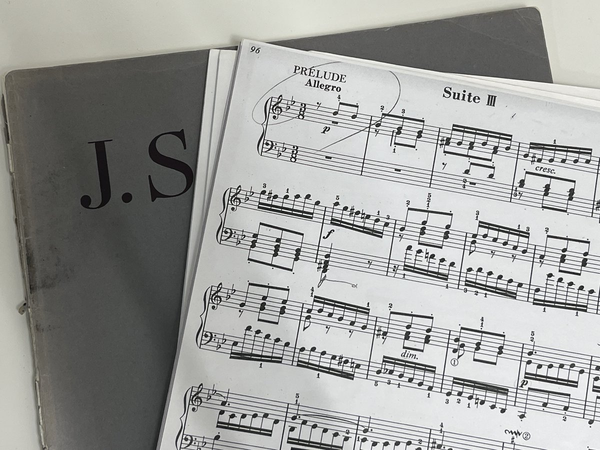 tomomusik's tweet photo. 職場になぜか持ってきたBACH🤭 https://t.co/eJmJuM5JUT