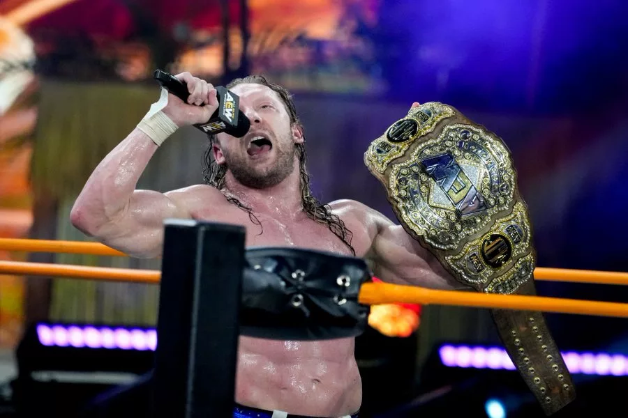 navielric's tweet photo. Kenny Omega:
- Le da frío venir a México
- Es otaku
- No tiene familiares famosos
- Nunca ha estelarizado WrestleMania
- Es fan de Street Fighter y ni sale en la peli

Roman Reigns:
- Va a venir a México sin problemas por sus fans
- Es la Cabeza de la Mesa que provee a toda su familia
- Es primo del actor Dwayne "The Rock" Johnson
- Ha estelarizado 11 veces WrestleMania
- No topa Street Fighter y logró interpretar a Akuma