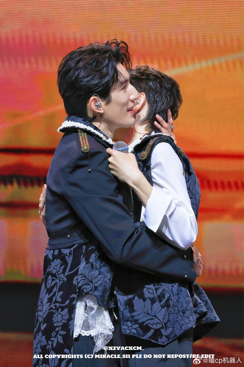 modicumofsolace's tweet photo. perfectly fit in Ayden's arms https://t.co/uvGGhicM4x