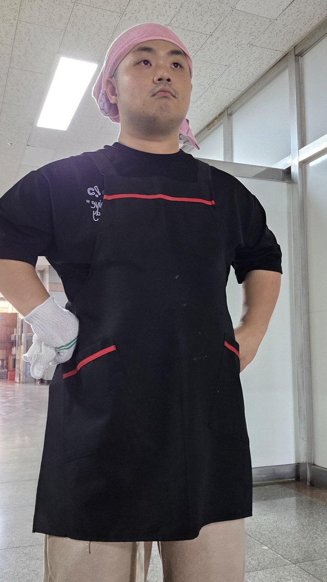 suteugom's tweet photo. 후 식당 출근 https://t.co/Nr948B8wF4