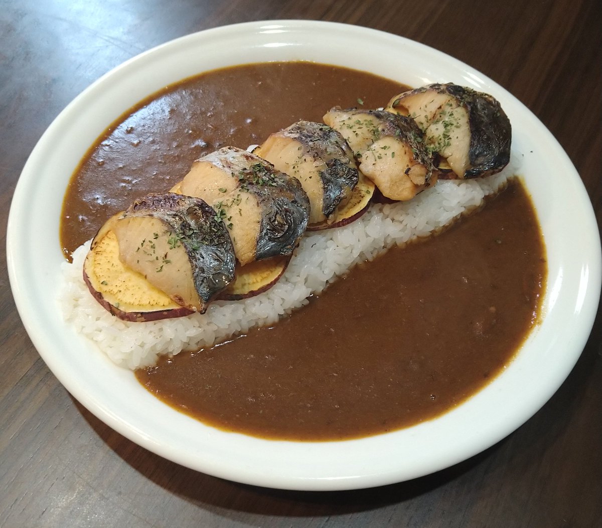komiz532's tweet photo. 軽トラで売ってる果物・野菜は全員犯罪者かもしれない

#神田
#カレー
#Komiz
#コミズ
#japanesecurry
#katsucurry
#サワラ
#さつまいも https://t.co/36IuA5qZZM