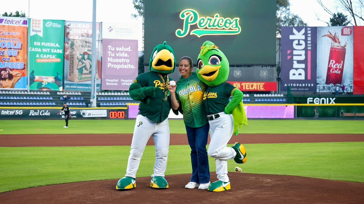 farodigitalpue's tweet photo. #Comparte 🥎 || La titular de la Secretaría de Bienestar #LAURAARTEMISA, lanzó ma primera bola en el partido de Pericos 🦜 de #Puebla.
Aquí las #imágenes de este deporte que une a las familias poblanas.
#LaMaestra #Tendencia https://t.co/gtHzVL1xH5