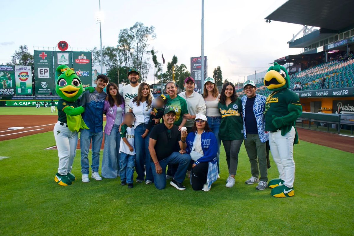 farodigitalpue's tweet photo. #Comparte 🥎 || La titular de la Secretaría de Bienestar #LAURAARTEMISA, lanzó ma primera bola en el partido de Pericos 🦜 de #Puebla.
Aquí las #imágenes de este deporte que une a las familias poblanas.
#LaMaestra #Tendencia https://t.co/gtHzVL1xH5
