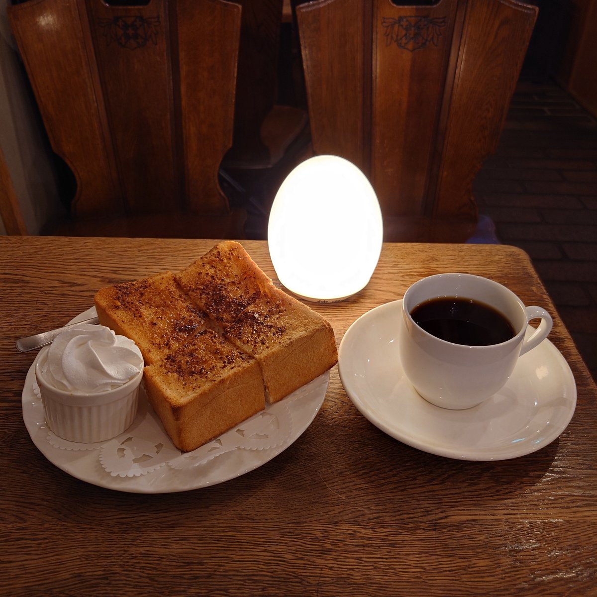 junkissa_mitos's tweet photo. 【今日の純喫茶☕02272：神田珈琲園（神田、2026年7月30日）】

本拠地神田のオアシス的存在の名純喫茶。
平日は夜21時まで本格派珈琲とトースト・スイーツを味わえます。
おかわり自由の珈琲園ブレンドは我が心の味。

#JapaneseCafe
#神田珈琲園 https://t.co/9vFih0cDvv