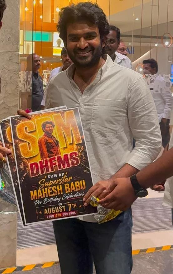 Nikhil_Prince01's tweet photo. Oka 10mins time kavali anna anagane randi thammudu anavu❤️❤️

Event poster launch cheyali anna ante chedam thammudu mahesh babu garidha ani open chesi kurrolaki photos ichav vallu chala happy anna @Kiran_Abbavaram Thank you so much for that❤️❤️🫂🫂

#Varanasi @urstrulyMahesh https://t.co/1mdKJ7c47Y
