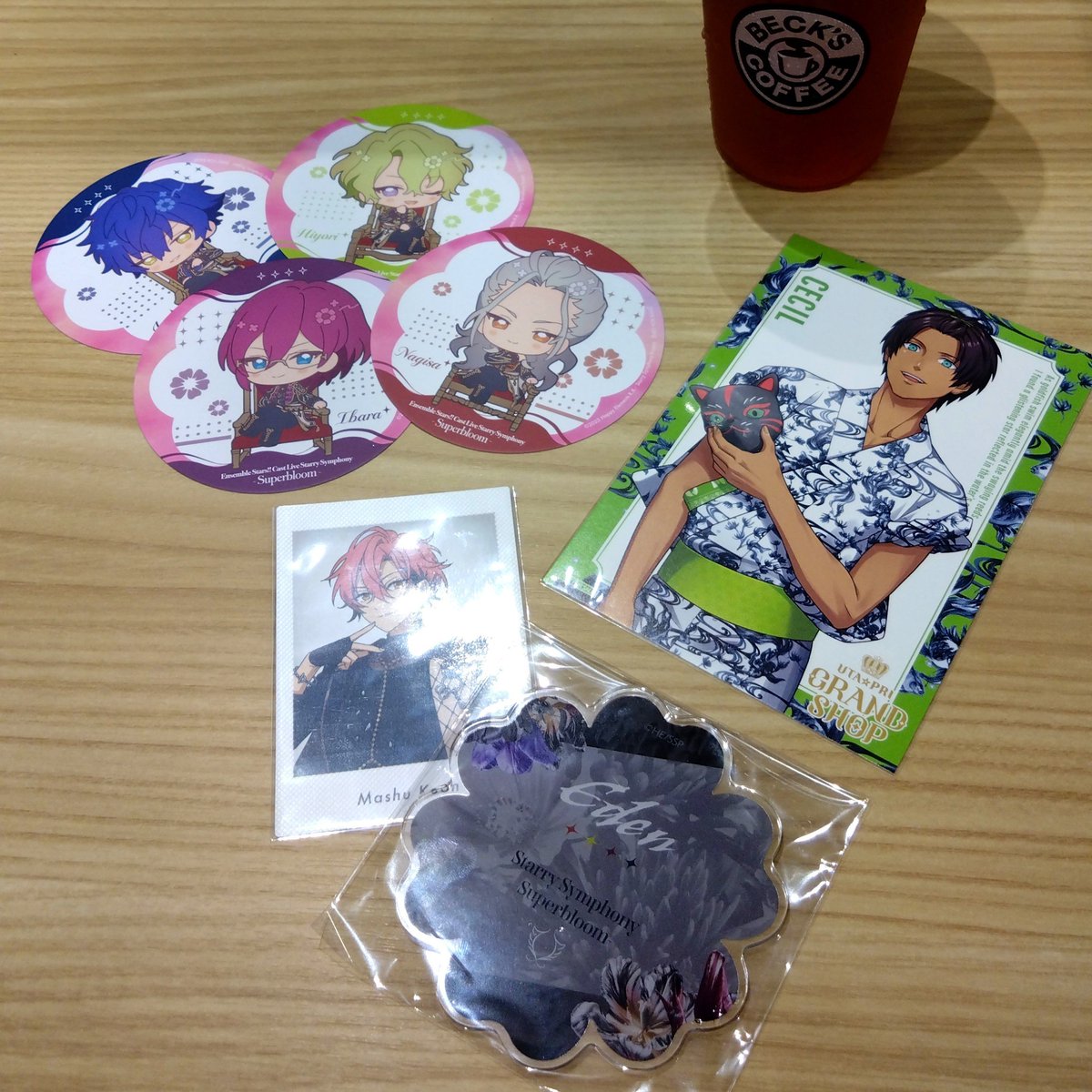 asakasaki's tweet photo. 一番欲しかったコースター！！！
そしてご同行頂いた方にセシルくんと舞珠くん頂いてしまいハピ！！！
グラショ当たらない！！！
これから仕事！！！！ https://t.co/Mhiye8fPF5