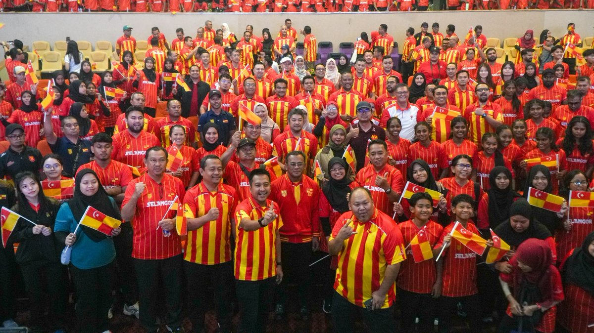 NajwanHalimi's tweet photo. Pada sebelah petang, saya hadir mengiringi Dato' Menteri Besar Selangor yang hadir menyempurnakan Majlis Penyerahan Bendera Kontinjen Negeri Selangor sebagai simbolik pelepasan kontinjen ke Kejohanan Sukan Malaysia (SUKMA) XXII dan Para SUKMA Selangor 2026 yang akan bermula secara rasmi pada 15 Ogos ini.

Kontinjen SUKMA Negeri Selangor kali ini bakal diwakili seramai 1,029 orang, terdiri daripada 838 atlet dan 191 pegawai pasukan, yang akan beraksi dalam kesemua 37 jenis sukan yang dipertandingkan. Dengan persiapan rapi dan semangat juang yang tinggi, Selangor optimis untuk meneruskan kecemerlangan dengan sasaran 80 pingat emas serta menjulang kejuaraan keseluruhan buat kali ke-10 di hadapan penyokong sendiri.

Bagi Para SUKMA Selangor, kontinjen Para SUKMA turut menyasarkan 60 pingat emas dengan tekad mencipta sejarah muncul juara keseluruhan buat kali pertama.

Sebagai tanda penghargaan kepada pengorbanan dan kecemerlangan atlet, Dato' Menteri Besar turut mengumumkan insentif tambahan sehingga RM10,000 kepada setiap pemenang pingat emas, selain insentif tambahan sekiranya Selangor berjaya muncul juara keseluruhan.

Kerajaan Negeri Selangor juga meneruskan pelaksanaan Program Bapa Angkat Pasukan Kontinjen Negeri Selangor yang melibatkan Ahli Dewan Negeri, Pihak Berkuasa Tempatan, Pejabat Daerah dan Tanah serta anak-anak syarikat Kerajaan Negeri bagi memperkukuh kebajikan atlet dan memastikan segala persiapan kontinjen berjalan lancar.

Selamat berjuang kepada seluruh atlet, jurulatih dan pegawai kontinjen Negeri Selangor. Semoga segala usaha dan pengorbanan membuahkan kejayaan.