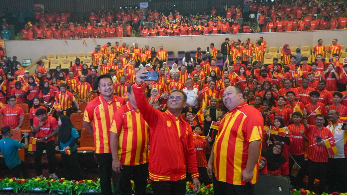 NajwanHalimi's tweet photo. Pada sebelah petang, saya hadir mengiringi Dato' Menteri Besar Selangor yang hadir menyempurnakan Majlis Penyerahan Bendera Kontinjen Negeri Selangor sebagai simbolik pelepasan kontinjen ke Kejohanan Sukan Malaysia (SUKMA) XXII dan Para SUKMA Selangor 2026 yang akan bermula secara rasmi pada 15 Ogos ini.

Kontinjen SUKMA Negeri Selangor kali ini bakal diwakili seramai 1,029 orang, terdiri daripada 838 atlet dan 191 pegawai pasukan, yang akan beraksi dalam kesemua 37 jenis sukan yang dipertandingkan. Dengan persiapan rapi dan semangat juang yang tinggi, Selangor optimis untuk meneruskan kecemerlangan dengan sasaran 80 pingat emas serta menjulang kejuaraan keseluruhan buat kali ke-10 di hadapan penyokong sendiri.

Bagi Para SUKMA Selangor, kontinjen Para SUKMA turut menyasarkan 60 pingat emas dengan tekad mencipta sejarah muncul juara keseluruhan buat kali pertama.

Sebagai tanda penghargaan kepada pengorbanan dan kecemerlangan atlet, Dato' Menteri Besar turut mengumumkan insentif tambahan sehingga RM10,000 kepada setiap pemenang pingat emas, selain insentif tambahan sekiranya Selangor berjaya muncul juara keseluruhan.

Kerajaan Negeri Selangor juga meneruskan pelaksanaan Program Bapa Angkat Pasukan Kontinjen Negeri Selangor yang melibatkan Ahli Dewan Negeri, Pihak Berkuasa Tempatan, Pejabat Daerah dan Tanah serta anak-anak syarikat Kerajaan Negeri bagi memperkukuh kebajikan atlet dan memastikan segala persiapan kontinjen berjalan lancar.

Selamat berjuang kepada seluruh atlet, jurulatih dan pegawai kontinjen Negeri Selangor. Semoga segala usaha dan pengorbanan membuahkan kejayaan.