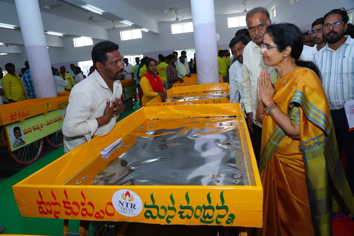 ntrtrust's tweet photo. స్వయం ఉపాధి చేయూత కార్యక్రమంలో పాల్గొన్న ఎన్టీఆర్ మెమోరియల్ ట్రస్ట్ మేనేజింగ్ ట్రస్టీ శ్రీమతి నారా భువనేశ్వరి గారు, స్కిల్ డెవలప్మెంట్ సెంటర్‌లో స్త్రీ శక్తి కార్యక్రమం ద్వారా శిక్షణ పొందిన మహిళలకు కుట్టు మిషన్లను అందజేశారు. అలాగే చిరు వ్యాపారులకు తోపుడు బండ్లను, దివ్యాంగులకు ట్రైసైకిళ్లను, వినికిడి లోపం ఉన్న పలువురికి వినికిడి యంత్రాలను పంపిణీ చేశారు.

#NTRTrust #NTRMemorialTrust #NaraBhuvaneswari #SkillDevelopment #Kuppam #WomenEmpowerment #SelfEmployment #CommunityDevelopment #SocialImpact #NTRLegacy #WeWorkTheTalk