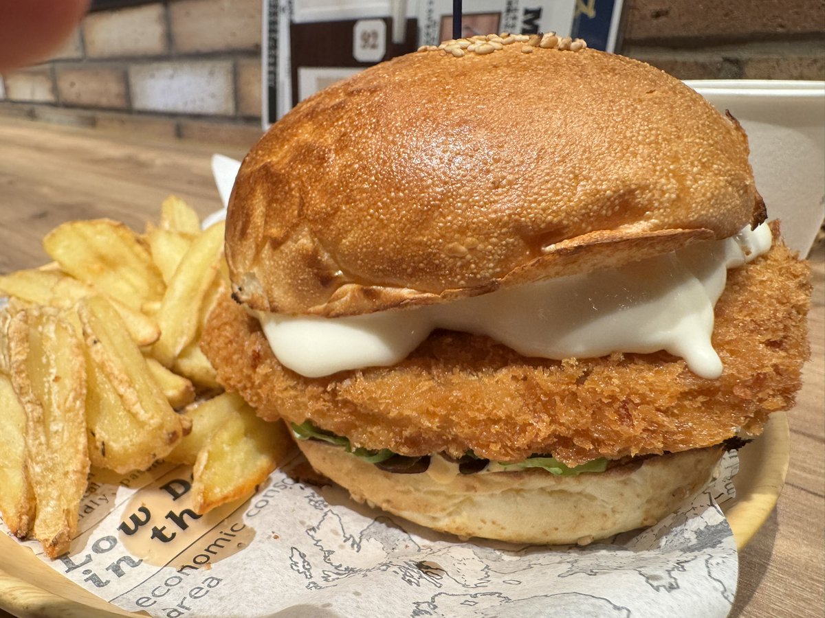 rohinomiya's tweet photo. 今日のお昼ごはんは
THE STADIUM BREWS NAGASAKI
フィッシュフライとカマンベールチーズのハンバーガー。
ベタベタ食べにくかったけど
美味しかった。
袋にたっぷり残ったチーズをポテトに絡めて…な！ https://t.co/tmZswPnLs9