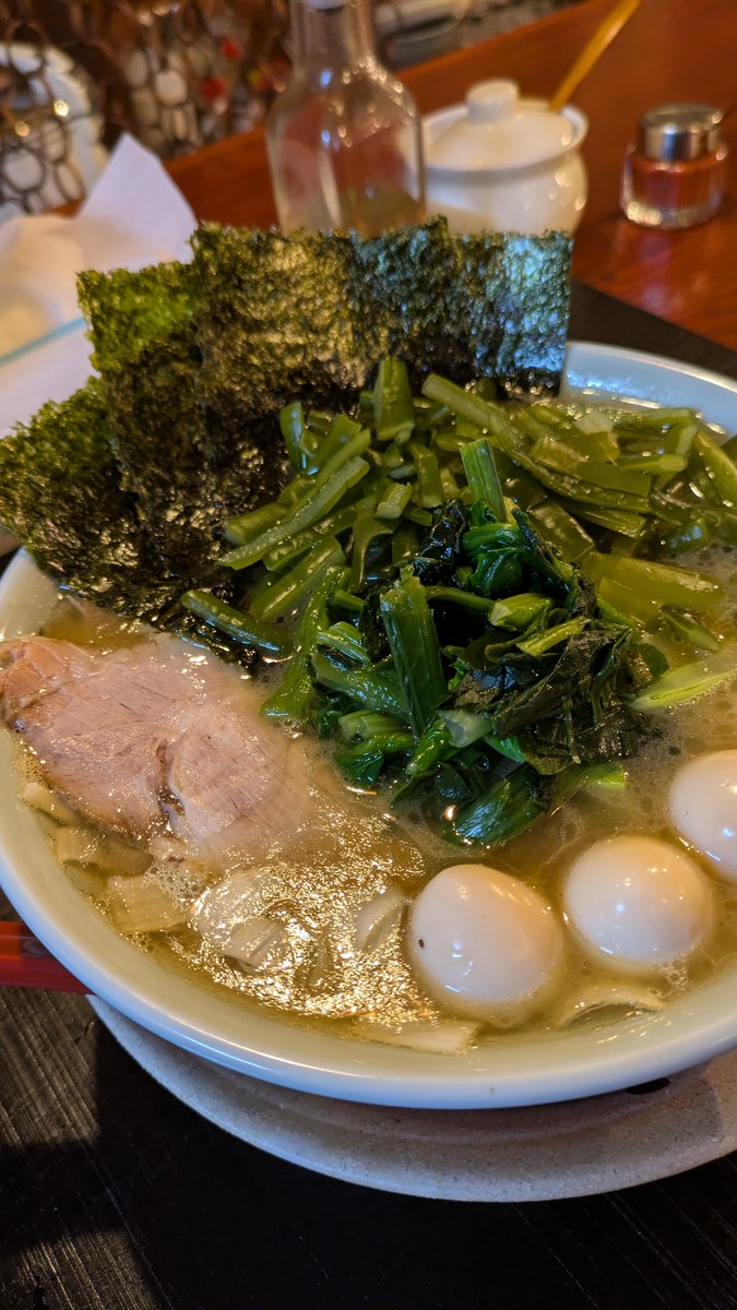 ichiro_1017's tweet photo. 本日は『麺処 天神矢』さんへ
シンコッチョー！＋味玉＋くきわかめ＋卵メシをいただきました
緑で食物繊維を摂取し、ニンニクで元気を摂取！

美味しいラーメンごちそうさまです https://t.co/hFJZ1eZO27