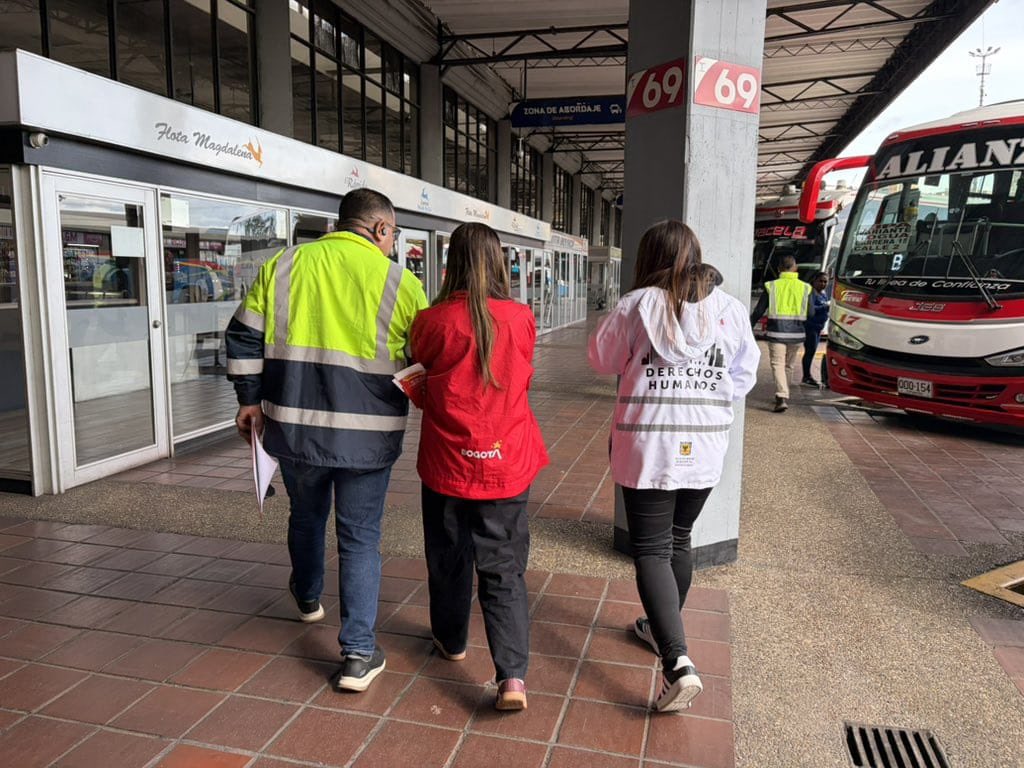 GAquinteroA's tweet photo. La trata de personas puede comenzar con una falsa oferta laboral o una atractiva propuesta para viajar al extranjero. Entre enero y junio de 2026 la RedActiva liderada por @GobiernoBTA atendió 50 posibles casos, realizó 250 intervenciones y evitó que al menos nueve personas continuaran viajes con indicios de captación.

Con el alcalde @CarlosFGalan, la articulación entre @OIMColombia, @MigracionCol y otras entidades hemos realizado más de 594 actividades, llegando a 20.400 personas. Una alerta a tiempo protege la libertad y cambia una vida.