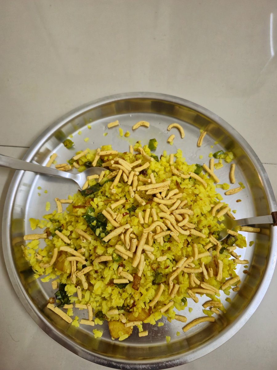 Herfooddelulu's tweet photo. My version of #indori #poha 🍋
#Friday #Breakfast https://t.co/kxSYP8nCwR