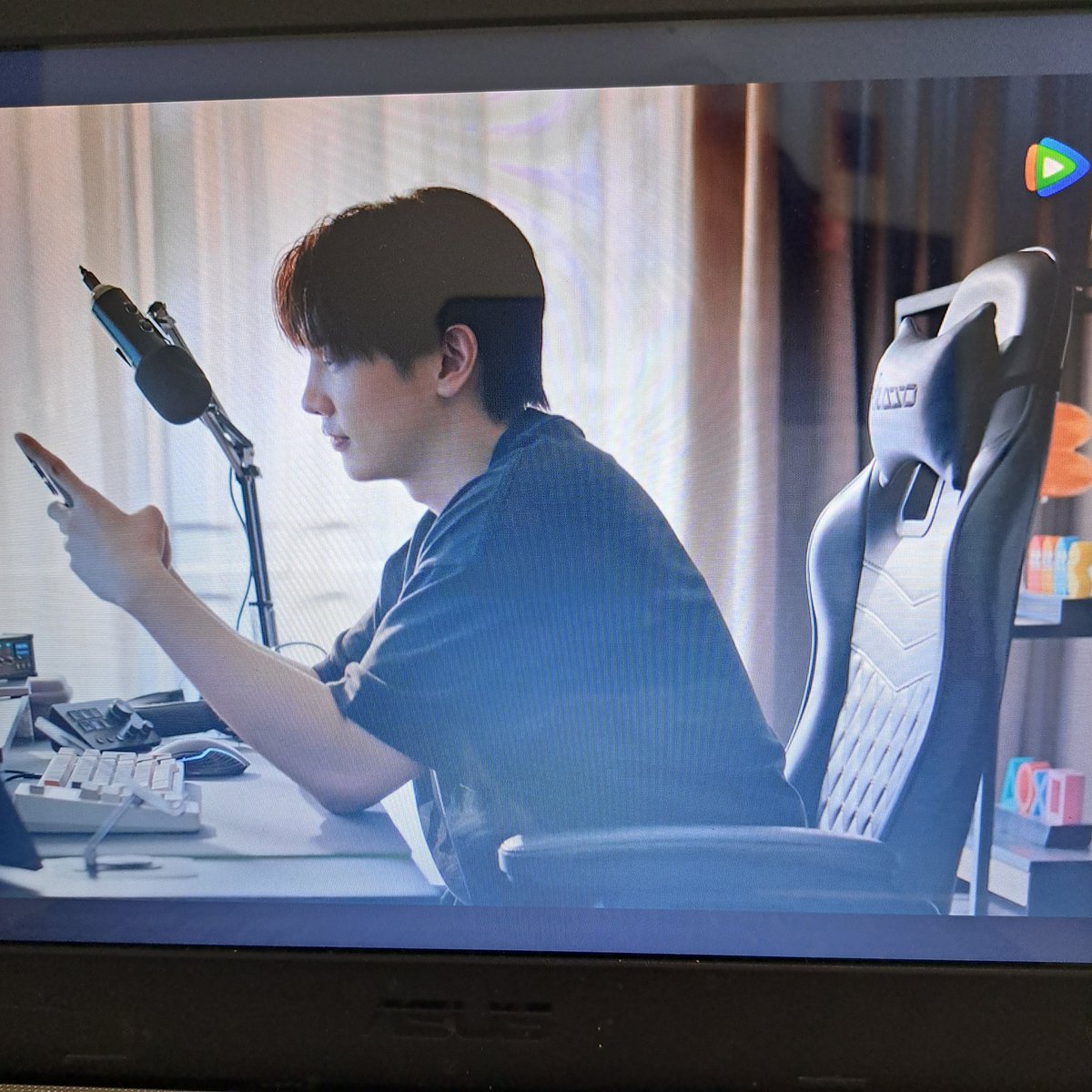 hunelle's tweet photo. I truly want Th33gamer's gamer chair.💺 I could sit 10+hrs without having a back pain💯 😄👍
#BeMyPlayerTwoEP3 #MaxkyRatchata #maxky_rp https://t.co/Cmw9e8HjFs