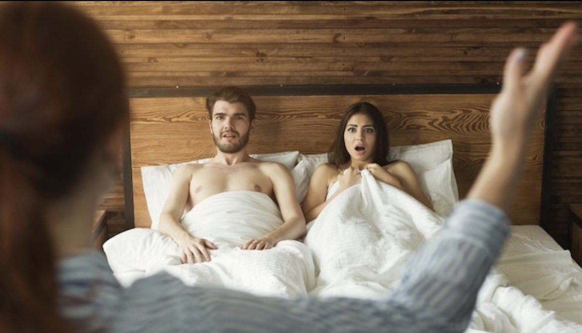 Frenkie_Woody's tweet photo. Una donna rientra a casa e trova il marito a letto con una bella e giovane ragazza.

"Brutto schifoso!" gli grida la donna, "Come hai potuto farmi questo, una moglie fedele, la madre dei tuoi figli! 
Ti lascio immediatamente, chiederò il divorzio!"

E il marito: 
"Ehi un momento, lascia che almeno ti spieghi una cosa..."
"Va bene, - dice la moglie - tanto queste saranno le tue ultime parole che ascolto..."

Lui comincia:
•"Stavo entrando in macchina per venire a casa quando si è avvicinata questa ragazza e mi ha chiesto un passaggio. Sembrava smarrita, impaurita e indifesa: mi ha fatto compassione, così l'ho fatta salire in auto. Ho notato che era molto magra, mal vestita e assai sporca.
•Mi ha detto che non mangiava da tre giorni! Così, preso dalla compassione, l'ho portata a casa e le ho scaldato gli involtini di carne che avevo preparato per te ieri sera, quelli che non hai mangiato per timore di metter su peso. Beh, li ha divorati in un istante!
•Visto che era sporca l'ho invitata a farsi una doccia e mentre era in bagno ho visto che i suoi abiti erano lerci e pieni di buchi: li ho buttati via.
•Dal momento che aveva bisogno di vestirsi, le ho dato i tuoi jeans di Armani di qualche anno fa, che tu non metti più perché ti sono diventati stretti.
•Le ho dato anche l'intimo che avevo comprato per il tuo compleanno, ma che non indossi perché dici che ho cattivo gusto.
•Le ho dato anche quella camicetta sexy che mia sorella ti ha regalato a Natale ma che non metti per farle un dispetto, e anche quegli stivali che avevi preso in quella costosa boutique ma che non portavi perché in ufficio una ne aveva un paio uguali..."
A questo punto l'uomo tira un lungo respiro e continua:
•"Mi era così grata per la mia comprensione e aiuto che mentre l'accompagnavo alla porta, mi si è rivolta in lacrime e mi ha chiesto:

"Non c'è qualcos'altro che tua moglie non usa più?"
