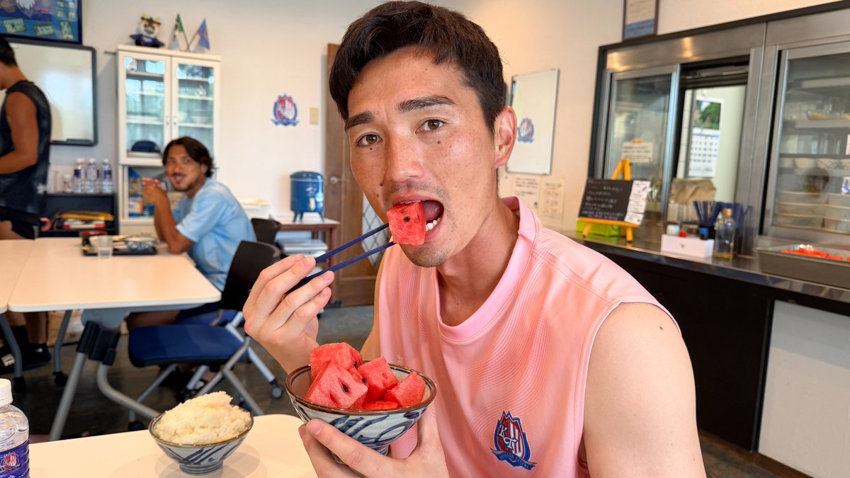 katallertoyama's tweet photo. ／
OFF SHOT📸
＼

#安達亮 監督からスイカの差し入れ🍉
昼食で選手たちに振る舞われました！
夏の風物詩に思わず頬がゆるむ選手たち☺️

#カターレ富山 https://t.co/wj7PW26nC7