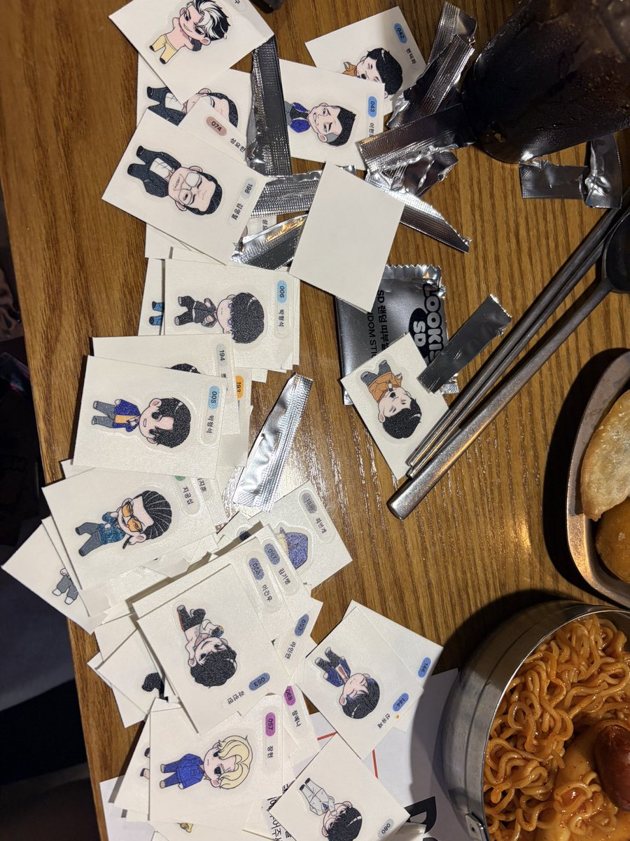 kkol_08's tweet photo. 지금 팝업 박범재 안현성 이은태 sd 스티커 있으신 분들 아무거나 최애 데려가세요 드릴게여 제발 바꿔요 #rt 인기 있는 애 다 있어요 탐넘 환영 https://t.co/xCsV8D3mbo
