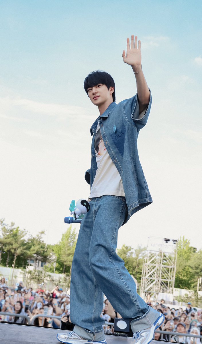 MJTO10's tweet photo. 청청 소화력 갑임  #JIN #방탄소년단진 https://t.co/BjITJvtHYv