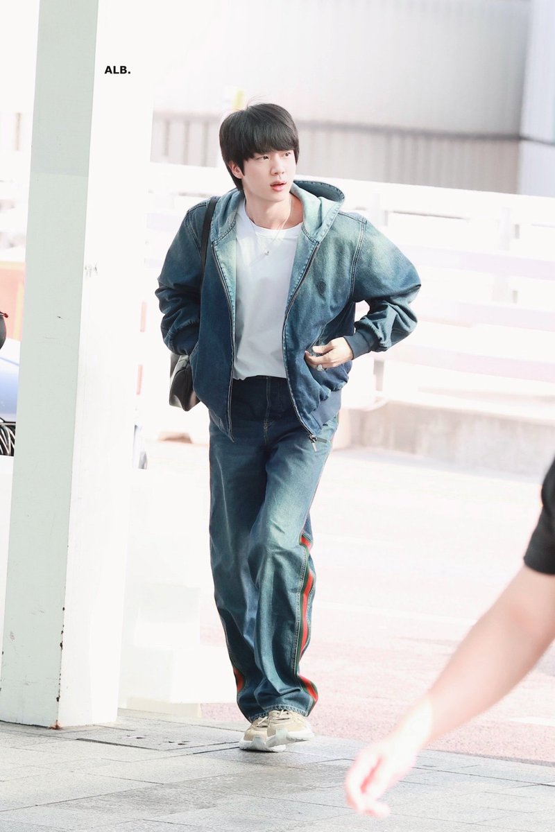 MJTO10's tweet photo. 청청 소화력 갑임  #JIN #방탄소년단진 https://t.co/BjITJvtHYv