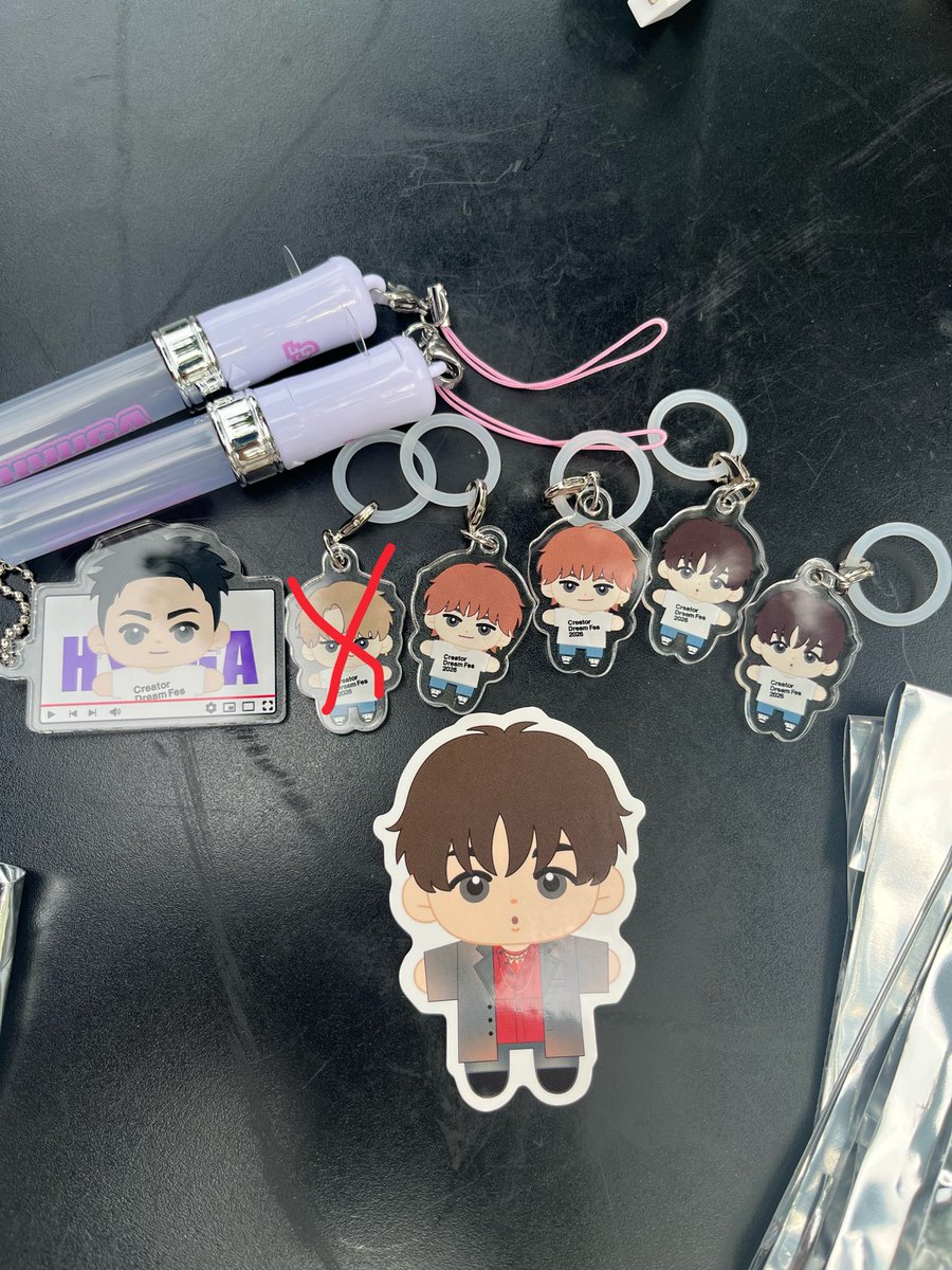 kaasuuun's tweet photo. コムドット　CDF ランダムグッズ　交換

譲)写真のもの
求)💚ゆうた　アクキー、めじるし

郵送または千葉駅周辺での手渡し可 https://t.co/qWSFk9m5H9