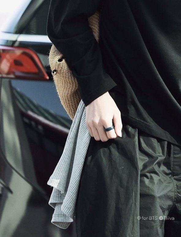 mooniezzjin's tweet photo. the kinda shit alphas pull when they miss their omega https://t.co/im7E2ZsiUM