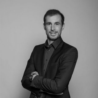 OManiaque's tweet photo. Selon @lequipe, Grégory Lorenzi n'a pas le droit de recruter tant que la masse salariale n'est pas considérablement réduite. 

👉Sans Greenwood, Traoré et Aubameyang, elle  s'est allégée de plus de 17 M€ mais il reste encore beaucoup de chemin  à faire. 

👉Estimée à plus de 160 M€ la saison dernière, elle doit passer sous les 100 M€ et baisser encore ensuite, ce qui ne pourra pas être fait en deux mois.